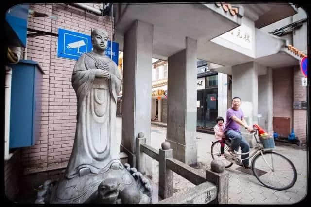 狀元張鎮(zhèn)孫雕像，同街道入邊啲店鋪有啲唔搭