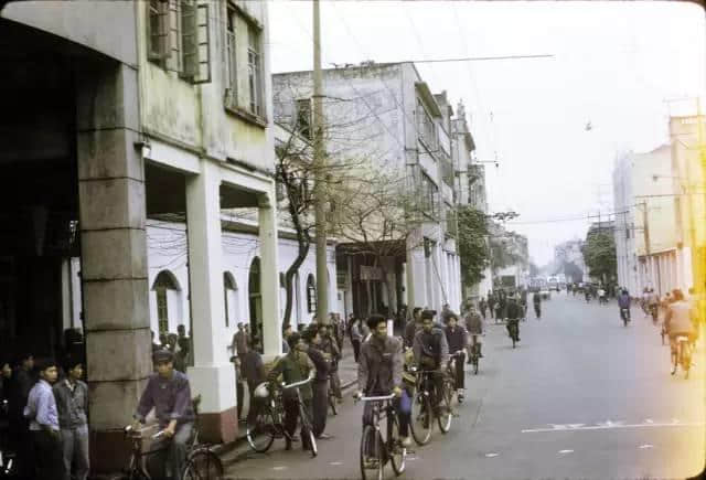 1972年嘅廣州校園生活，當(dāng)時(shí)啲學(xué)生哥能文能武！