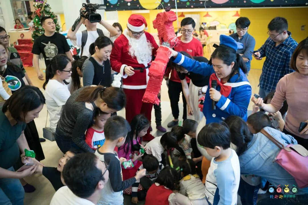 吐泡泡天河店周年慶典“圣誕歡樂頌 親子水上趴”引爆廣州親子游泳圈