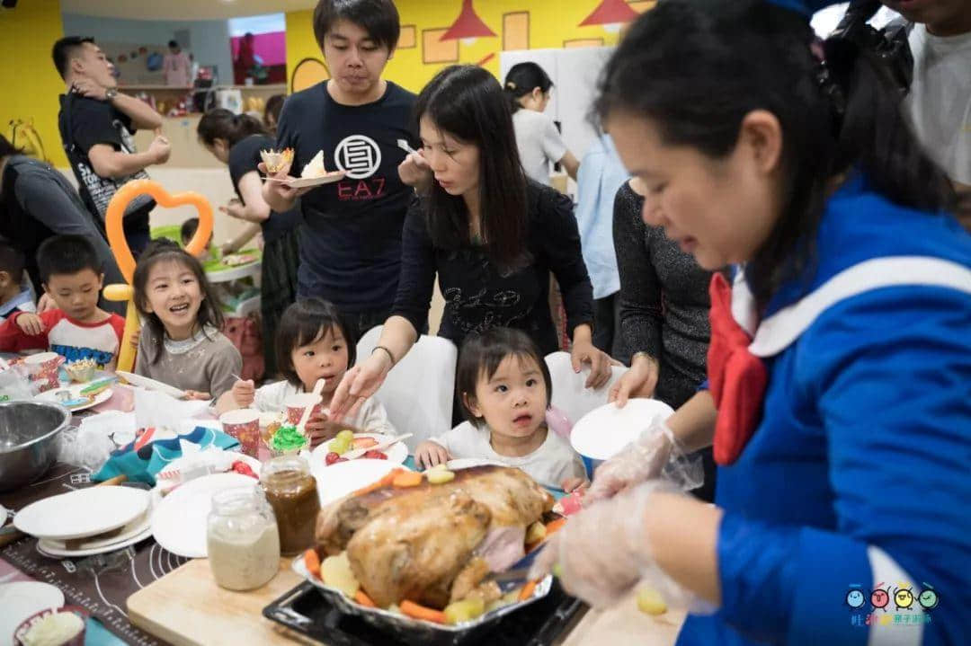 吐泡泡天河店周年慶典“圣誕歡樂頌 親子水上趴”引爆廣州親子游泳圈