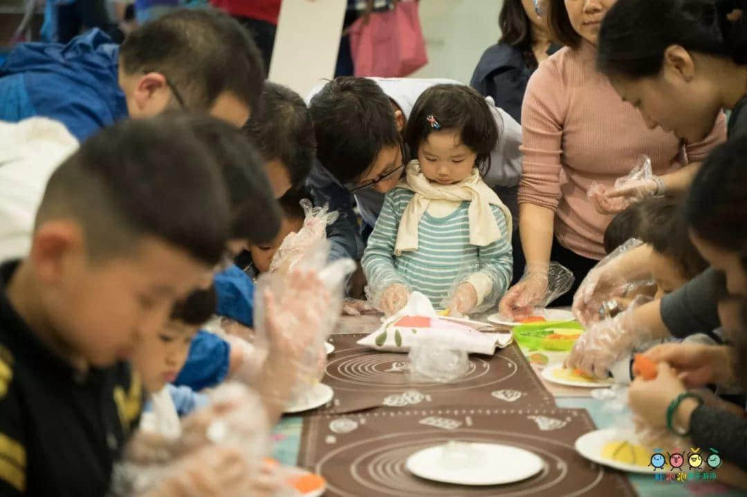 吐泡泡天河店周年慶典“圣誕歡樂頌 親子水上趴”引爆廣州親子游泳圈