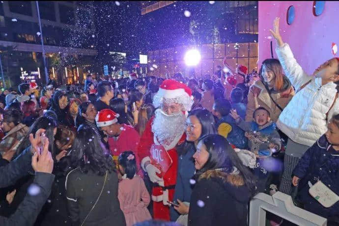 今年圣誕，我哋一于留喺廣州睇“雪”！