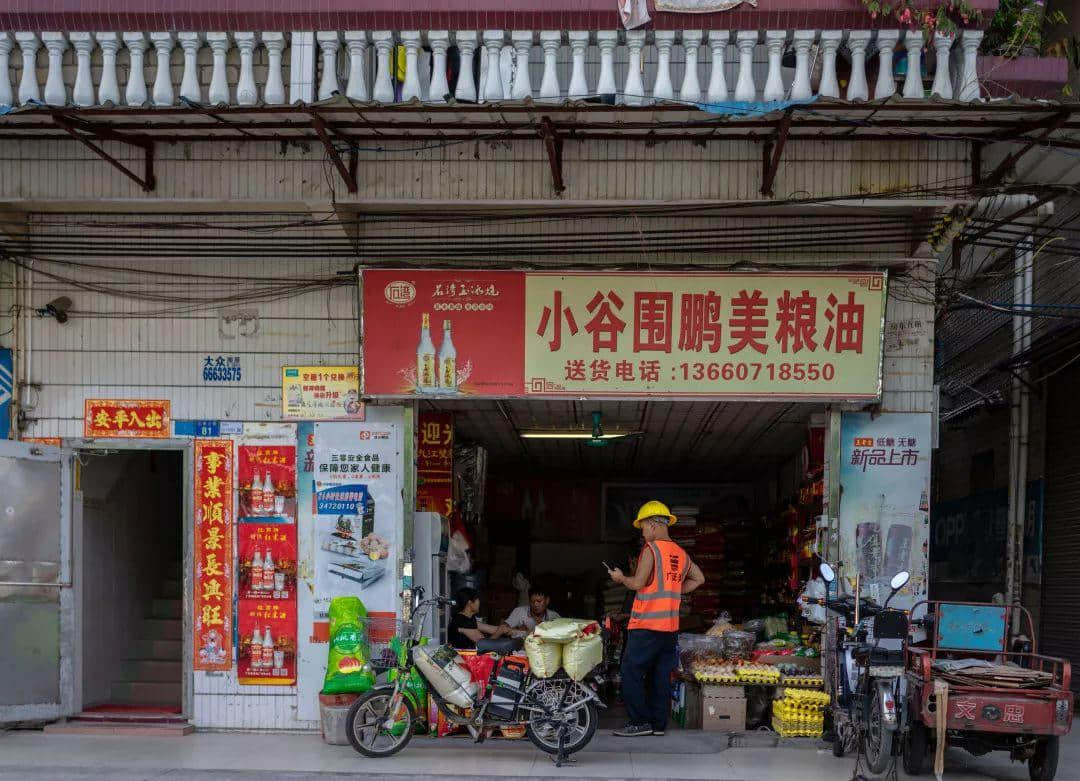 你在天河的市中心紙醉金迷，我在北亭的宵夜攤爛醉如泥