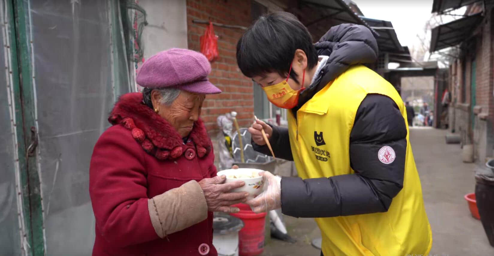 ▲美團(tuán)優(yōu)選店長(zhǎng)孫維丹，給74歲的馬奶奶煮了一碗叫“思念”的水餃 （攝影：胡慧）