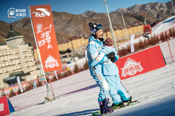 花樣滑冰世界冠軍張丹在陪著女兒滑雪