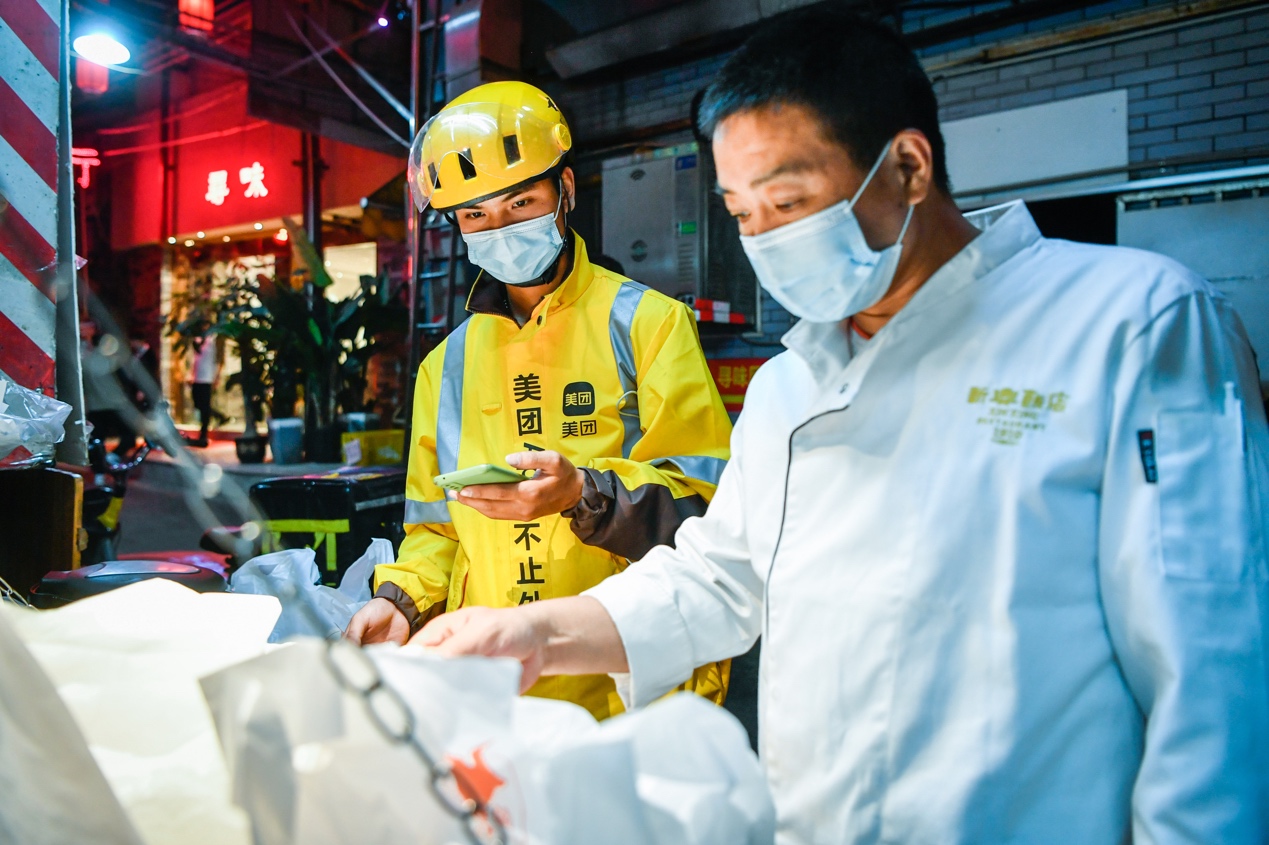 臨近年末，各種廣州餐飲老字號的外賣下單需求旺盛（陳穗豐攝）