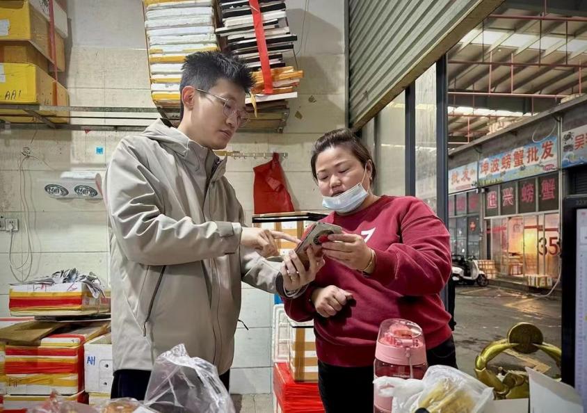 圖片包含 建筑, 室內(nèi), 人, 食物

描述已自動生成