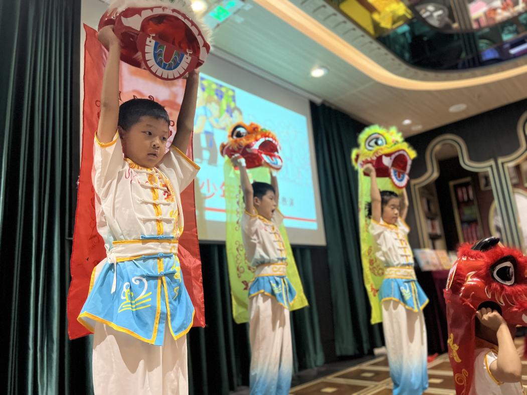 天河區(qū)華康小學的同學帶來《神武少年》舞獅武術表演