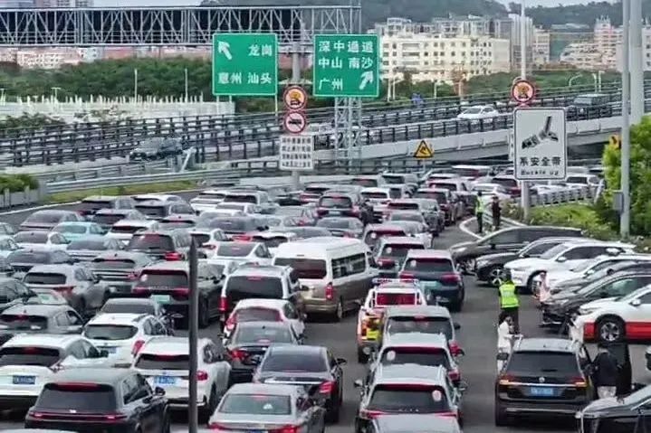 深中通道首日塞車(chē)：車(chē)主停車(chē)拍照打卡，香港旅客人在囧途